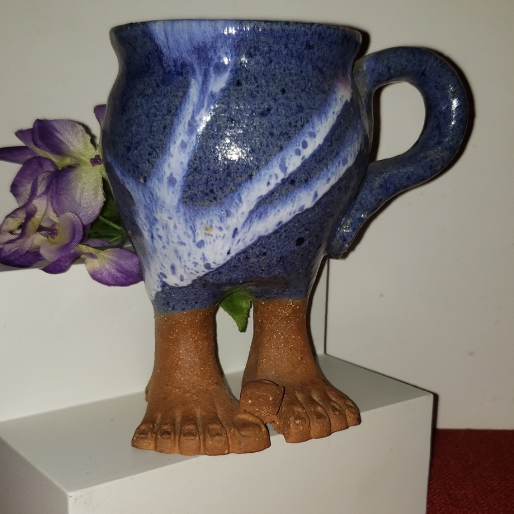Ceramic mug with feet